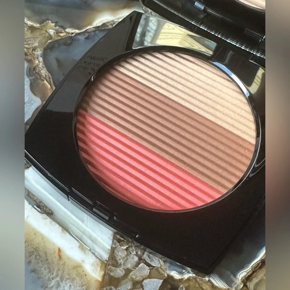 CHANEL LES BEIGES Healthy Glow Sun-Kissed Oversized Powder -MEDIUM CORAL. - Picture 3 of 3